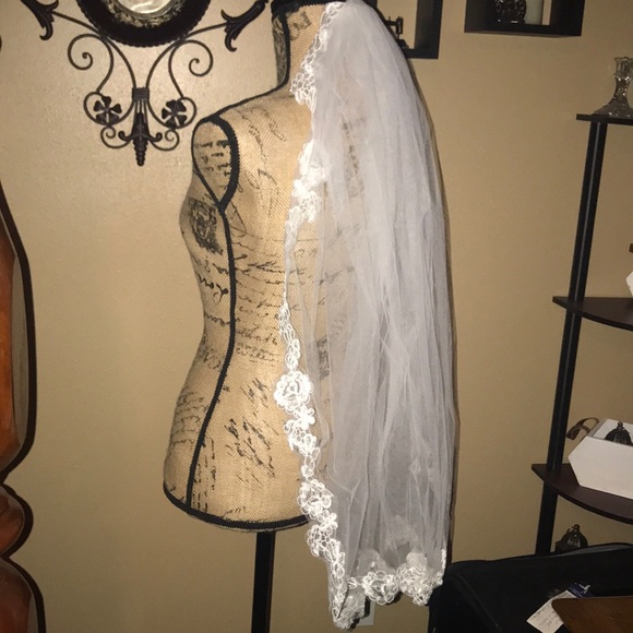 New Beautiful fingertip length veil lace edged